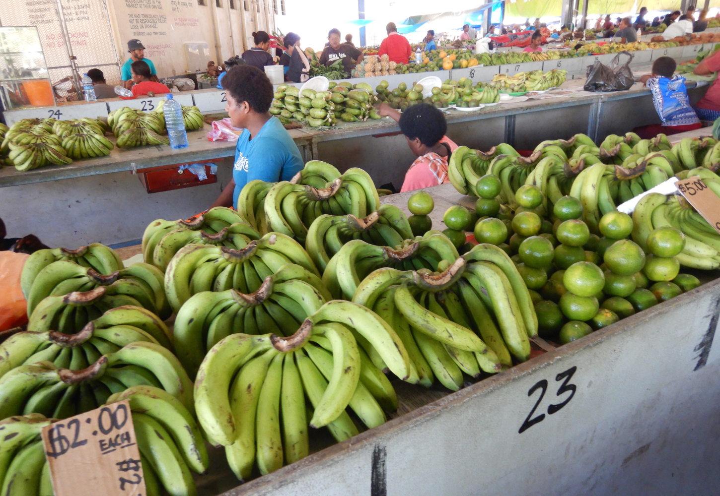 ナンディのローカルマーケットに並ぶ果物や野菜