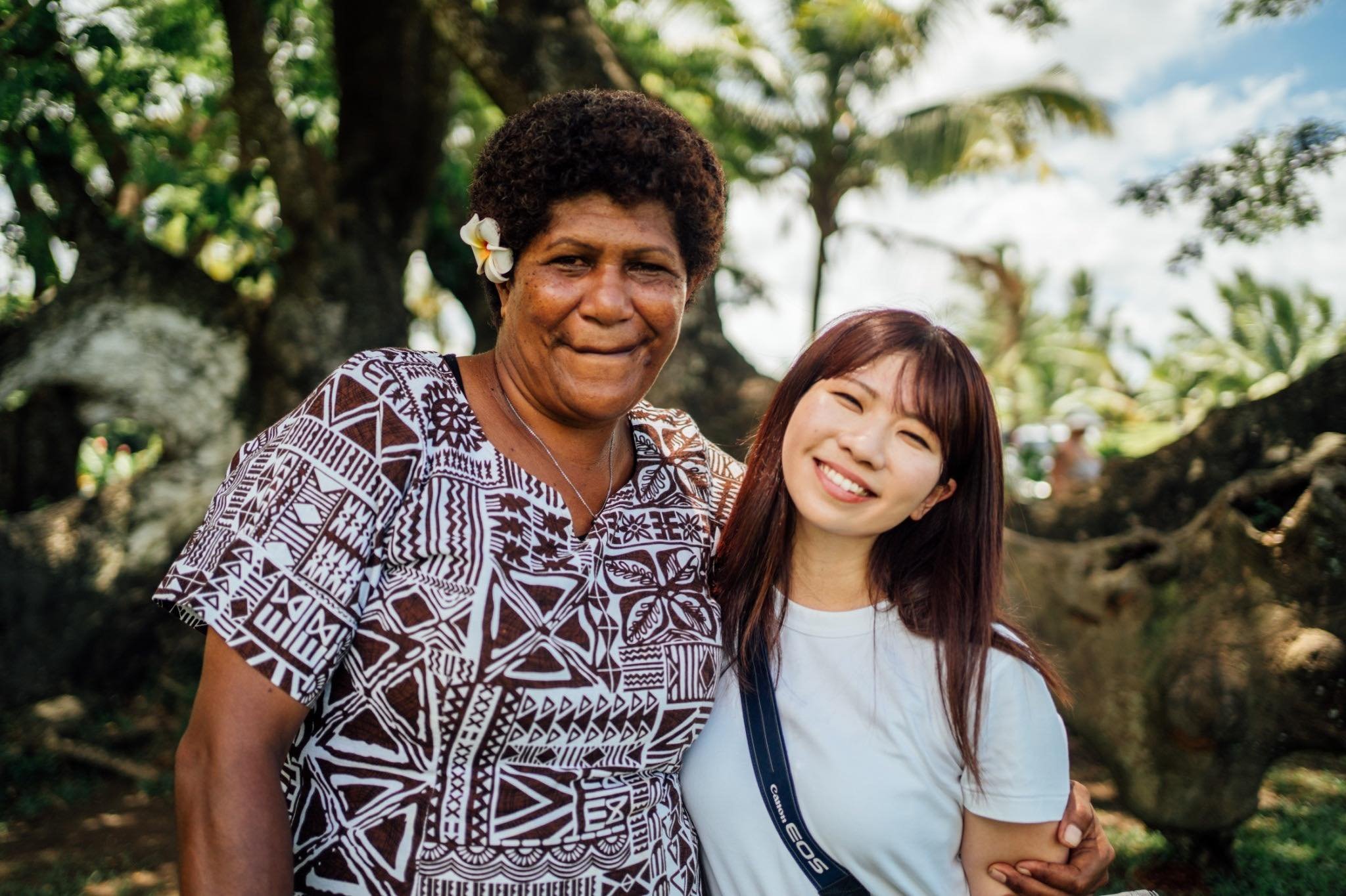 現地の人と学生の笑顔